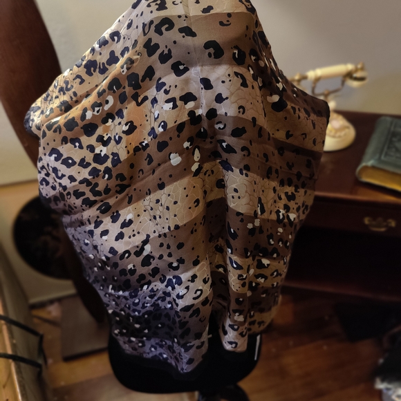 Oscar de la Renta 100 % Silk Animal Print Scarf - Black and Tan - Picture 3 of 4